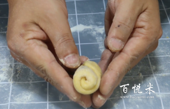 只用1碗面粉,3個(gè)雞蛋,教你懶人面包做法,有電飯鍋就能做